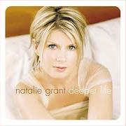 El texto musical I AM NOT ALONE de NATALIE GRANT también está presente en el álbum Deeper life (2003)