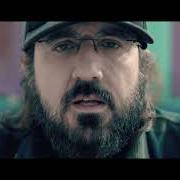 El texto musical PIÙ A FONDO FEAT. SIMONE CRISTICCHI de PIOTTA también está presente en el álbum Si riparano ricordi (2026)