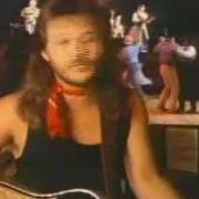 El texto musical I'M GONNA BE SOMEBODY de TRAVIS TRITT también está presente en el álbum Country club (1990)