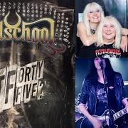 El texto musical INVISIBLE KILLER de GIRLSCHOOL también está presente en el álbum Wtfortyfive? (2023)