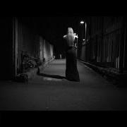 El texto musical GIVE IN de VERA BLUE también está presente en el álbum Perennial (2017)