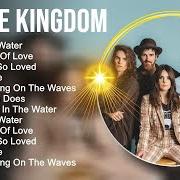 El texto musical LEFT IT IN THE WATER (EDIT) de WE THE KINGDOM también está presente en el álbum We the kingdom (2022)