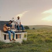 El texto musical BREAKIN' UP WITH A BROKEN HEART de DAN + SHAY también está presente en el álbum Bigger houses (2023)